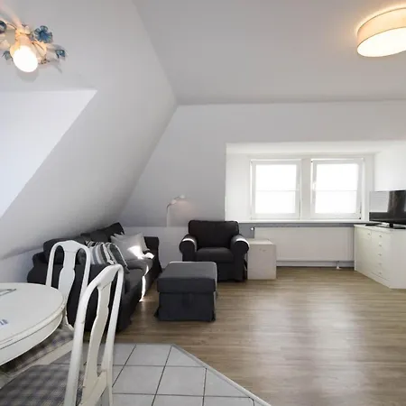 Hues Auert Tharep, 1