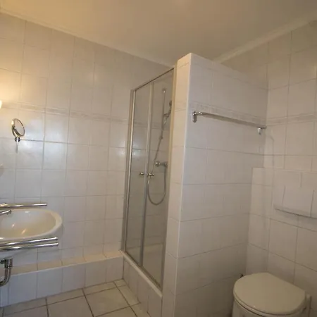 Hues Auert Tharep, 1